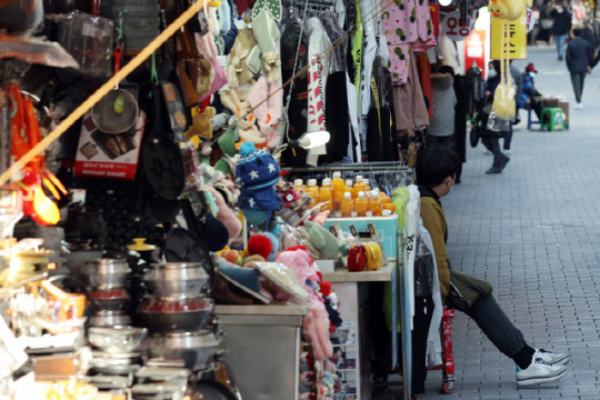 18일 오후 서울 중구 남대문시장에서 한 상인이 상점 앞에 나와 손님을 기다리고 있다. 연합뉴스